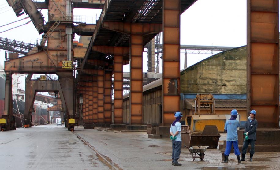 Segundo o presidente do Sindicato dos Trabalhadores do Bloco, André César Santos, são 400 homens que integram a categoria. Todos satisfeitos com o aditivo. “Em fevereiro ganhamos reajuste e novas fainas de trabalho. Agora, com mais esses 30% de insalubridade, temos realmente um ganho muito grande. Com trabalho, saúde, segurança e benefício, não tem como não ficar contente”, garante.