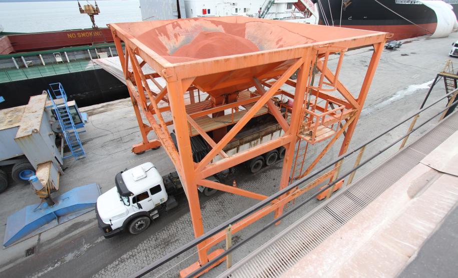 Fertilizantes – Considerando as importações, o desembarque de fertilizantes é a operação mais prejudicada com o mau tempo. Nesta quinta-feira (21), eram 46 navios ao largo carregados com o produto aguardando para atracar. Juntos, eles somam pouco mais de 1,3 milhão de toneladas para serem desembarcadas.