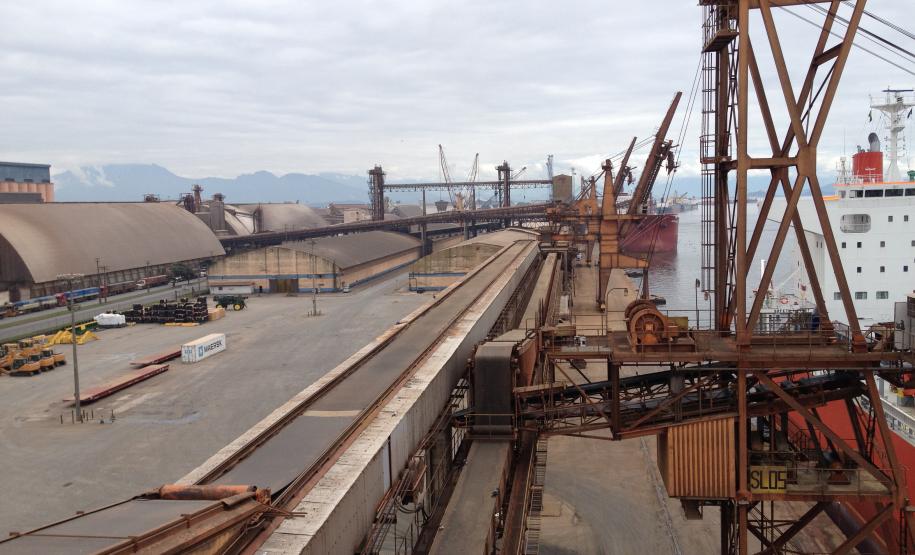 O mau tempo continua afetando a operação dos navios no Porto de Paranaguá. A questão climática aliada às movimentações de mercado tem gerado uma busca maior pelos portos, o que explica o grande acúmulo de navios aguardando para atracar nos portos paranaenses. Nesta quinta-feira (21), dos 95 navios que estavam aguardando ao largo, 46 eram de fertilizantes e 38 aguardavam para embarcar granéis sólidos.