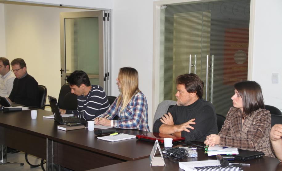 Conselheiros do CAP reúnem-se para discutir PDZPO do Porto de Paranaguá Os membros do Conselho de Autoridade Portuária (CAP) de Paranaguá, que integram a Comissão Interna para tratar do Plano de Desenvolvimento e Zoneamento do Porto Organizado de Paranaguá (PDZPO), participaram, nesta segunda-feira (25), da quarta reunião de trabalho da Comissão. O grupo está discutindo os detalhes do PDZPO apresentado pela Appa no último dia 24 de maio ao CAP.