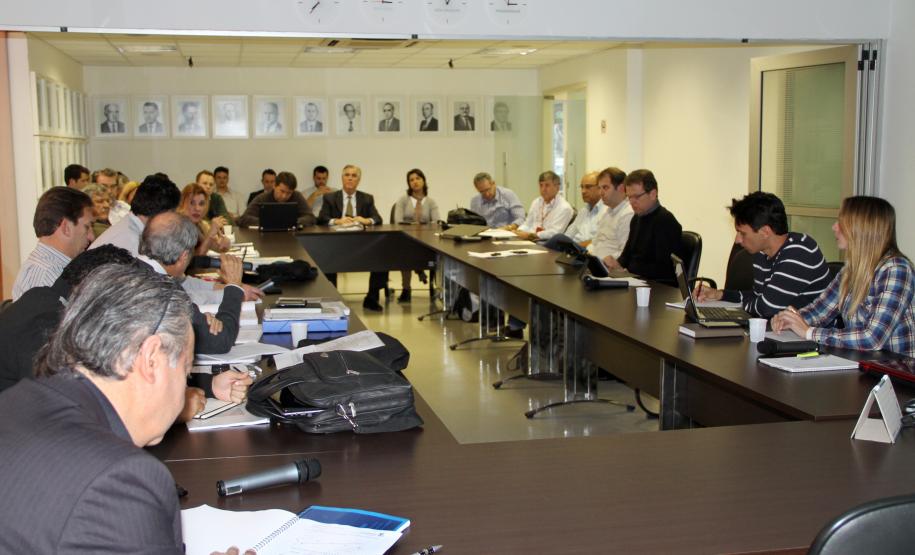 Conselheiros do CAP reúnem-se para discutir PDZPO do Porto de Paranaguá Na reunião desta segunda-feira, representantes da sociedade civil e de diversas entidades foram convidados a participar do encontro para esclarecer diferentes pontos do plano. “Nossa intenção é abrir estas reuniões para a comunidade, de um modo geral, para esclarecer dúvidas e demonstrar o trabalho sério que vem sendo desenvolvido”, disse o superintendente da Appa, Luiz Henrique Dividino.