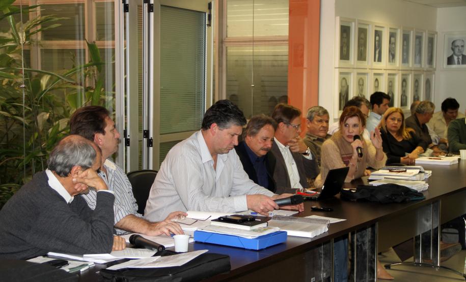 Conselheiros do CAP reúnem-se para discutir PDZPO do Porto de Paranaguá Plano – O PDZPO, ainda em fase de análise, é um documento consistente com mais de 900 páginas que possui um diagnóstico, um prognóstico e o estabelecimento das políticas de crescimento do Porto. O Governador Beto Richa determinou que os Portos do Paraná devem prover as condições necessárias para atender ao crescimento do Estado e do País, mas sem prejuízo ao meio ambiente e aos cidadãos que vivem nas cidades portuárias.