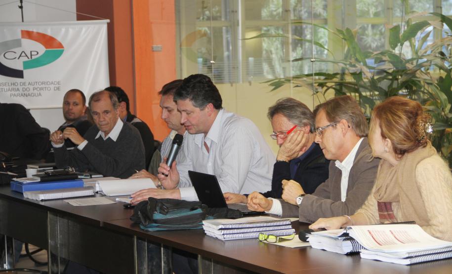 Conselheiros do CAP reúnem-se para discutir PDZPO do Porto de Paranaguá A atividade portuária é realizada pela iniciativa privada e cabe ao Porto, através do PDZPO, estabelecer os critérios que disciplinam a atividade. Entre diversos pontos, o PDZPO aponta novas localidades para onde as atividades portuárias deverão crescer - tais como Pontal do Paraná, distrito industrial portuário de Paranaguá (Imbocuí), sem esquecer de Antonina.