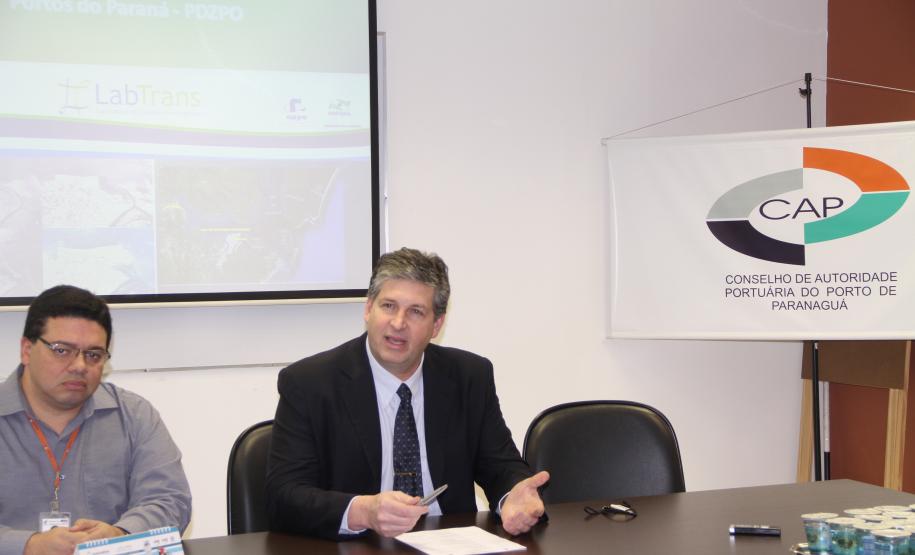 Appa amplia discussão do PDZPO com a comunidade Nesta quarta-feira (27), o superintendente da Administração dos Portos de Paranaguá e Antonina (Appa), Luiz Henrique Dividino, e representantes do Conselho de Autoridade Portuária (CAP) receberam a imprensa para detalhar o Plano de Desenvolvimento e Zoneamento do Porto Organizado de Paranaguá (PDZPO)