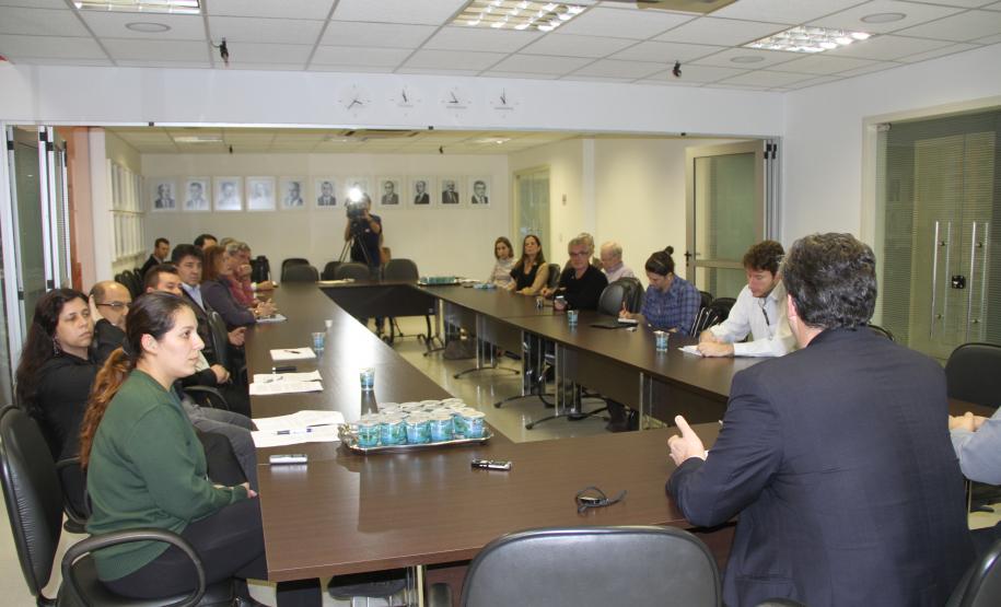 Appa amplia discussão do PDZPO com a comunidade Porém, segundo o superintendente da Appa, antes de se aprovar o plano, o debate é imprescindível. “Divulgar e discutir o assunto, não ficando apenas restrito ao CAP, faz parte do processo. E essa tem sido a nossa preocupação. Dessa vez, como nunca havia sido feito, o debate está sendo intenso e tem envolvido diversas entidades como o Ministério Público, sindicatos, empresas, Faep, Fiep, órgãos ambientais”, afirma Dividino.