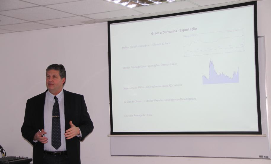 Appa amplia discussão do PDZPO com a comunidade Plano – O PDZPO começou a ser desenvolvido logo nos primeiros meses do atual governo de Estado. Uma empresa com acervo técnico e qualificação – o Laboratório de Transportes e Logística (LabTrans) da Universidade Federal de Santa Catarina, com auxílio da Fundação de Ensino e Engenharia de Santa Catarina (FEESC) – foi contratada para desenvolve o plano que agora está em processo de discussão e aprovação.