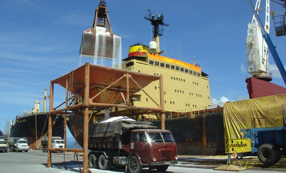 O diferencial desta diretriz é que os navios de fertilizantes, que atracarem nos berços alternativos, terão o direito de concluir a operação de descarga antes da atracação do navio preferenciado para aquele berço. Antes desta norma, os navios de fertilizantes eram obrigados a desatracar com a chegada do navio preferencial para aquela vaga.