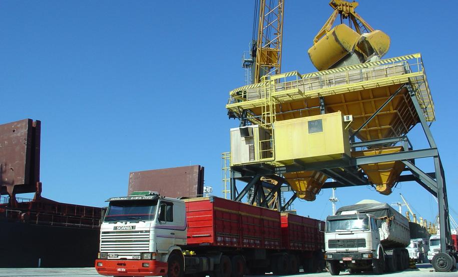 “Em Paranaguá temos berços especializados para diferentes cargas. Dois são preferenciais para fertilizantes. Agora, estamos dedicando outros três berços como alternativos”, disse o superintendente da Appa, Luiz Henrique Dividino.