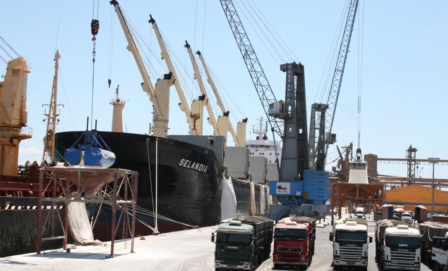 A Administração dos Portos de Paranaguá e Antonina (Appa) estabeleceu ajustes operacionais para agilizar o procedimento de descarga de fertilizantes. A superintendência divulgou novas diretrizes que estabelecem berços alternativos para recebimento destes produtos.