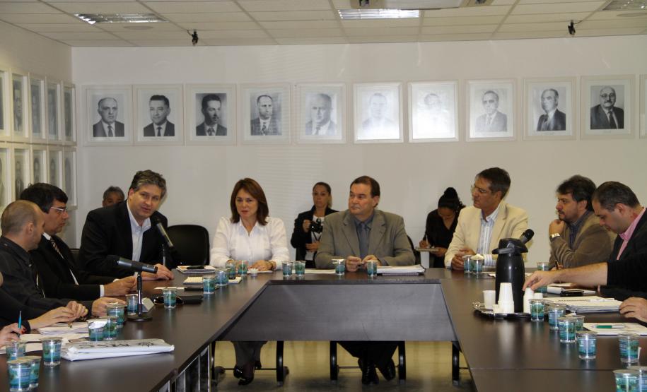 Inserção de Paranaguá na rota do Turismo Náutico é discutida em reunião “Aqui a gente já percebe um ambiente absolutamente integrado, todas as forças articuladas num só discurso, mostrando para qualquer investidor que estamos dando um passo que é definitivo”, comenta Faisal.