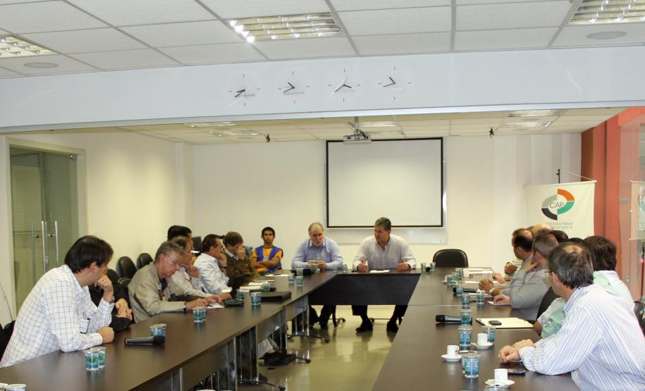 Appa melhora a produtividade na descarga de fertilizantes Na manhã desta terça-feira (3), o superintendente dos portos paranaenses, Luiz Henrique Dividino, esteve reunido com os diretores de grandes empresas que atuam no segmento de fertilizantes em Paranaguá.