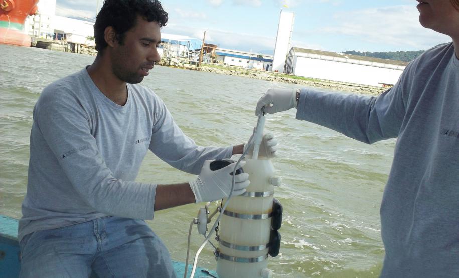 O objetivo é abrir a discussão da dragagem com diferentes segmentos da comunidade. Grupo de biólogos e oceanógrafos finalizam trabalho de coleta que antecedem a dragagem do canal de acesso aos portos