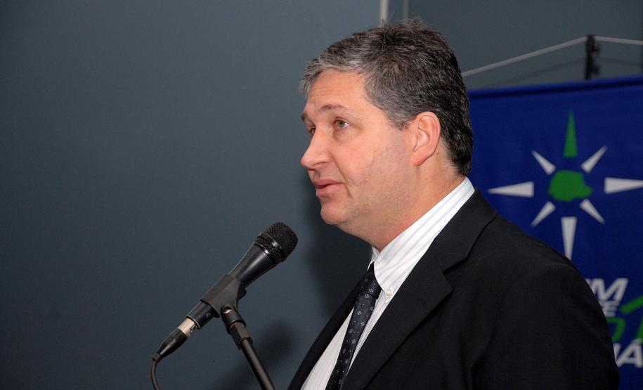 Superintendente dos portos paranaenses participa do Fórum Futuro 10 Paraná Ele foi convidado para fazer uma apresentação sobre os portos paranaenses e esclarecer dúvidas acerca da administração, infraestrutura e desafios logísticos dos portos de Paranaguá e Antonina.