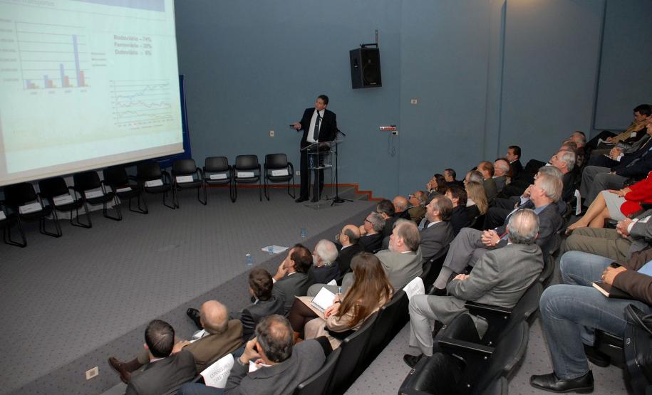 Superintendente dos portos paranaenses participa do Fórum Futuro 10 Paraná O superintendente da Administração dos Portos de Paranaguá e Antonina (Appa), Luiz Henrique Dividino, participou na manhã desta segunda-feira (09), do Fórum Futuro 10 Paraná e da reunião do Conselho Temático de Infraestrutura da Federação das Indústrias do Paraná (Fiep).