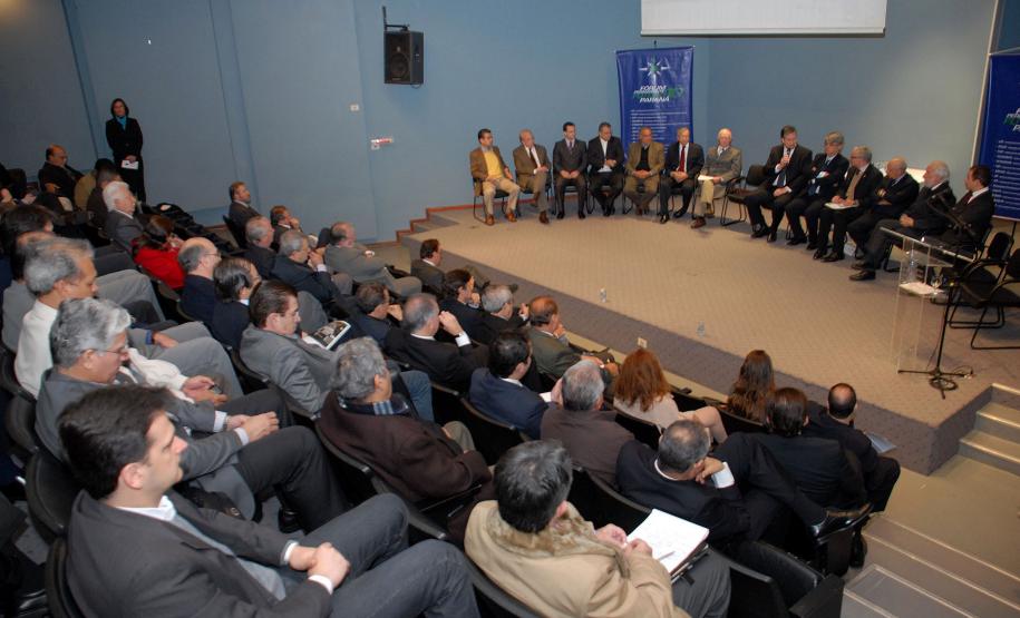 Superintendente dos portos paranaenses participa do Fórum Futuro 10 Paraná Dividino disse que a licitação que vai permitir a realização da primeira etapa do projeto de repotenciamento do corredor de exportação deve ser publicada em agosto, a um valor de R$ 76 milhões de reais.