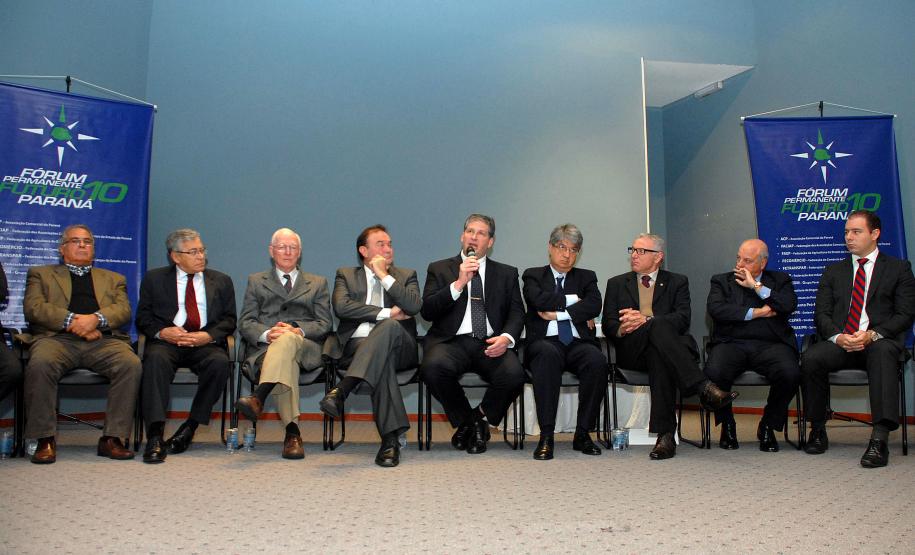 Superintendente dos portos paranaenses participa do Fórum Futuro 10 Paraná Após a apresentação da infraestrutura portuária e da contextualização da importância dos portos paranaenses no cenário mercantil nacional e internacional, Dividino falou dos planos da administração para a modernização e ampliação da capacidade de atendimento dos portos.