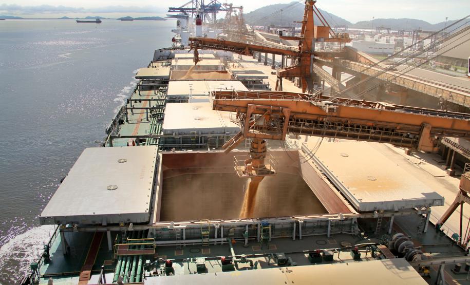 Porto de Paranaguá fecha semestre com movimentação recorde de soja De janeiro a junho deste ano, o Porto de Paranaguá movimentou mais de 20,7 milhões de toneladas de cargas. Desse total, mais de 14,6 milhões de toneladas é de granéis sólidos. E o maior volume, mais de cinco milhões, é da soja.