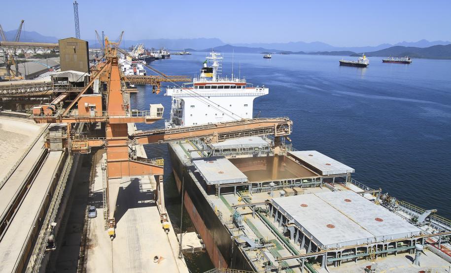 Porto de Paranaguá fecha semestre com movimentação recorde de soja Com mais de cinco milhões de toneladas do grão, a exportação de janeiro a junho de 2012 superou o melhor número do semestre registrado até então em 2003, com 4,1 milhões de toneladas