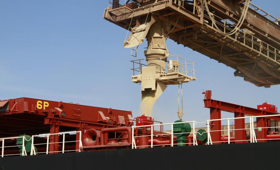 Porto de Paranaguá fecha semestre com movimentação recorde de soja Está programada para o mês que vem o lançamento do edital de licitação para a realização da primeira etapa do repotenciamento do corredor de exportação do Porto, que vai permitir um ganho de 30% na produtividade dos embarques.