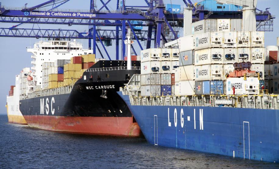 Porto de Paranaguá fecha semestre com movimentação recorde de soja A exportação de contêineres também apresentou alta, de 10%. De janeiro a junho, este ano, foram mais de 184 mil TEUs (twenty-foot equivalent unit). No ano passado, esse total era de 167 mil.