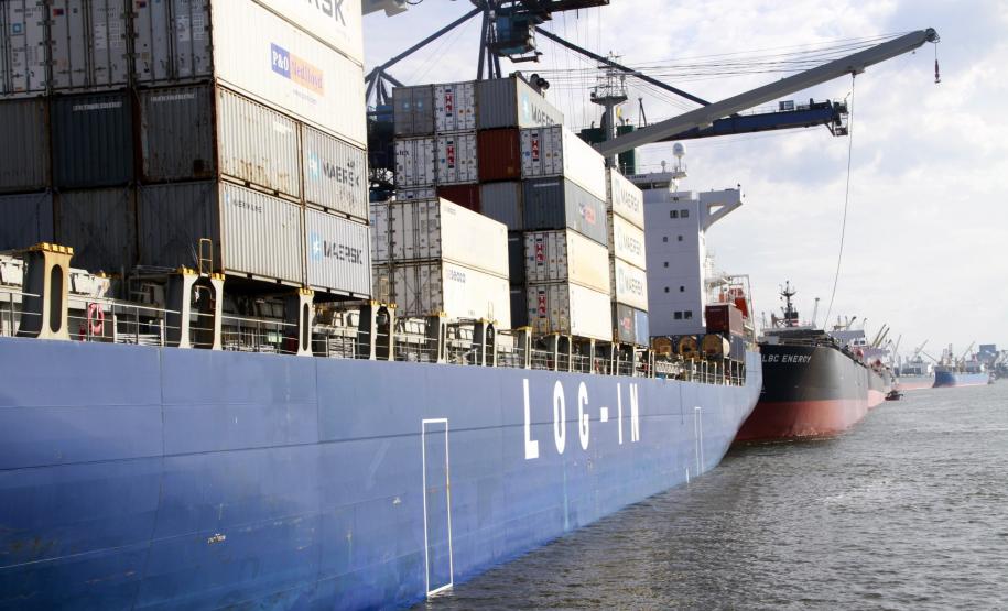 Porto de Paranaguá fecha semestre com movimentação recorde de soja Importação – Na importação pelo Porto de Paranaguá, a movimentação de contêineres apresentou aumento de 13%. No primeiro semestre deste ano, foram mais de 188 mil TEUs contra 166 mil do ano passado.