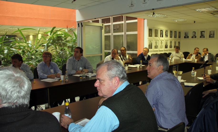 Grupo Intersetorial da dragagem discute batimetria e sinalização náutica dos portos paranaenses Outro assunto debatido na reunião foi o interesse da Appa de implantar um sistema de monitoramento de tráfego marítimo (Vessel Traffic Service – VTS). “O objetivo de implantar este sistema é aumentar a segurança da navegação, o controle do tráfego marítimo e do meio ambiente, além de diminuir os riscos de acidente – com rapidez, integração e eficiência. Para implantação, estamos contando com recursos da união”, afirma o superintendente.