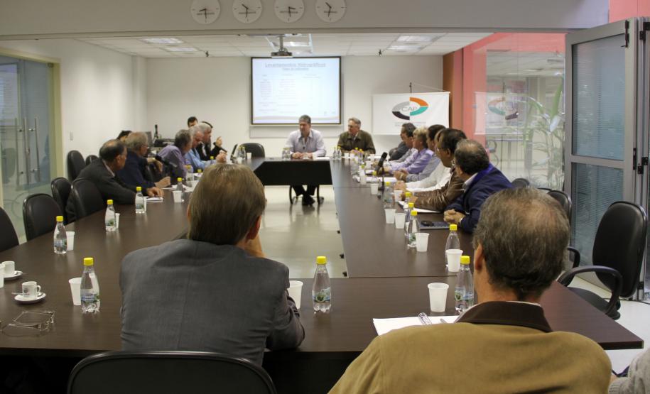 Grupo Intersetorial da dragagem discute batimetria e sinalização náutica dos portos paranaenses O superintendente da Appa, Luiz Henrique Dividino, explicou que a Autarquia já tem um plano desta natureza em andamento. Agora, o objetivo é discutir um novo cronograma para dar continuidade aos serviços após a finalização do contrato atual. “Essa antecipação é para não haver quebra na continuidade desses serviços, que são imprescindíveis para a segurança da navegação”, disse Dividino.