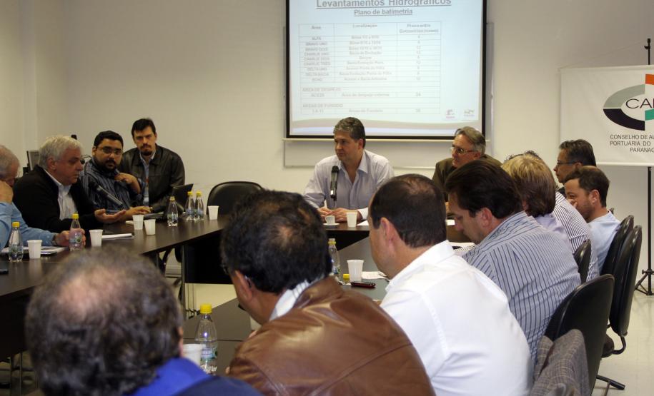 Grupo Intersetorial da dragagem discute batimetria e sinalização náutica dos portos paranaenses O grupo volta a se reunir no dia 26 de julho quando será discutido o plano de dragagem de manutenção dos pontos críticos do canal de acesso aos portos paranaenses – já contratada pela Appa – e sobre a derrocagem.