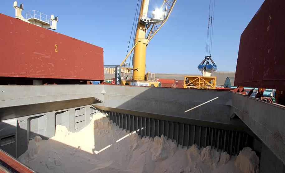 Appa dobra produtividade na movimentação de fertilizantes Números – No mês de junho, foram importados pelos Portos de Paraná 718 mil toneladas de fertilizantes, um volume 8% superior ao registrado no mesmo mês em 2011. Apesar da chuva que paralisou as operações em cerca de 15 dias no mês de junho, foi possível aumentar a produção em relação ao ano anterior.