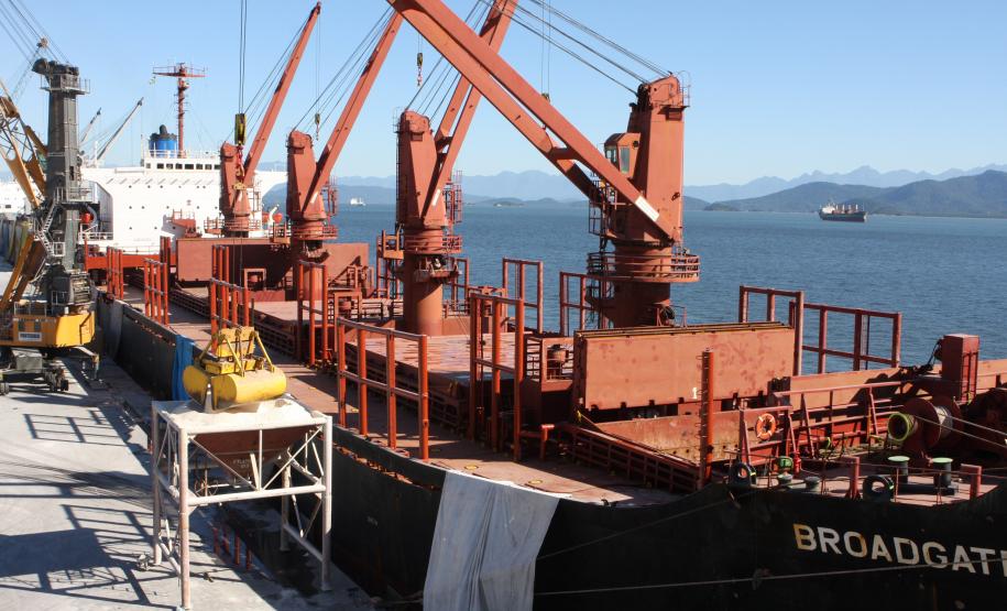 Os resultados obtidos são decorrentes do comprometimento de todos os atores do sistema envolvidos no esforço de agilizar as operações. Os importadores conseguiram melhorar consideravelmente a logística de escoamento do fertilizante, liberando espaços na retroárea e tornando mais rápida a descarga nos terminais.