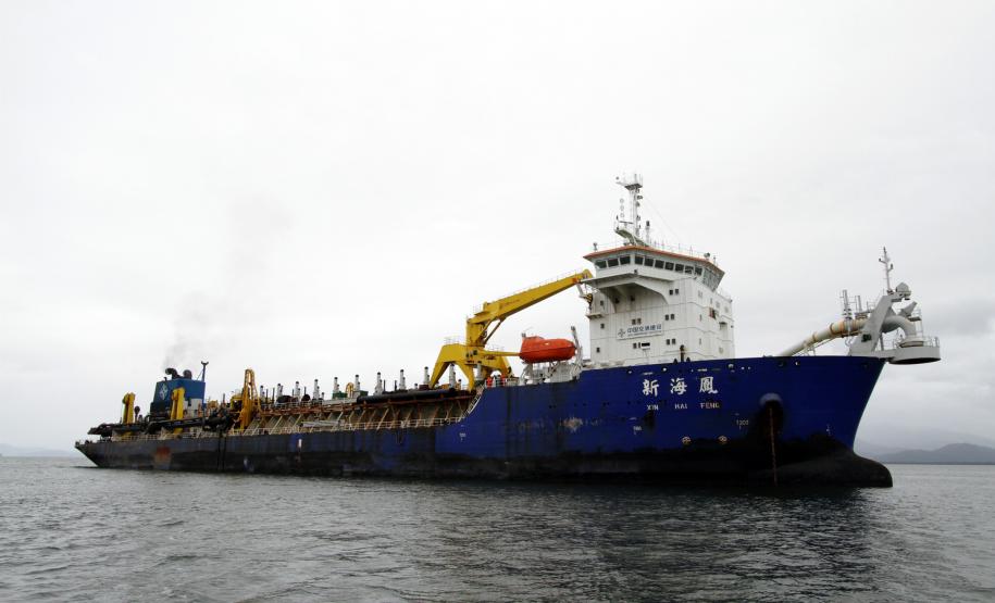 Chega a Paranaguá equipamento que fará a dragagem do canal de acesso aos portos paranaenses A draga Xin Hai Feng, que fará a dragagem dos pontos críticos do canal de acesso aos portos paranaenses, chegou na manhã desta segunda-feira (16) a Paranaguá. Vinda de Santos, a draga começará a trabalhar imediatamente após a inspeção da Marinha e liberação de documentação, que serão realizados ainda durante esta tarde.