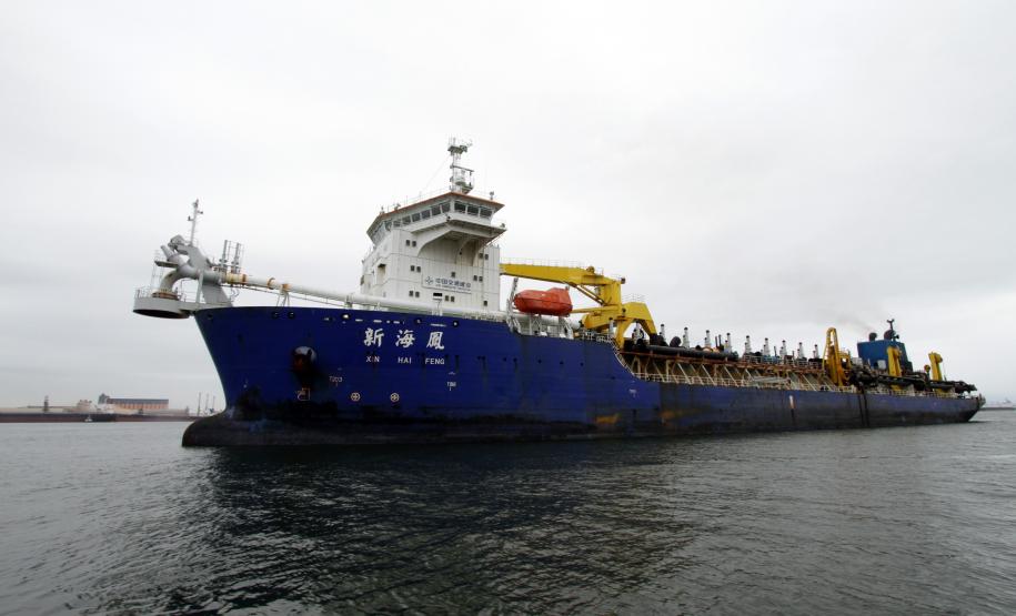 Chega a Paranaguá equipamento que fará a dragagem do canal de acesso aos portos paranaenses A draga Xin Hai Feng, que fará a dragagem dos pontos críticos do canal de acesso aos portos paranaenses, chegou na manhã desta segunda-feira (16) a Paranaguá.
