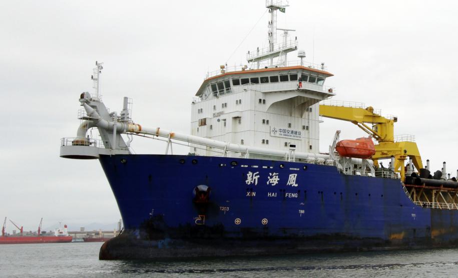 Chega a Paranaguá equipamento que fará a dragagem do canal de acesso aos portos paranaenses A draga iniciará os trabalhos na área externa, próxima à Ilha do Mel, nas imediações das bóias 3 e 4. A distância entre a área a ser dragada neste primeiro momento e a área de despejo do material retirado do fundo do canal é de duas horas, aproximadamente. O equipamento fará de cinco a seis viagens por dia.