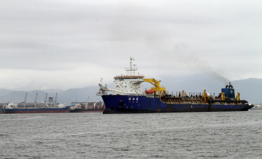 Chega a Paranaguá equipamento que fará a dragagem do canal de acesso aos portos paranaenses A draga iniciará os trabalhos na área externa, próxima à Ilha do Mel, nas imediações das bóias 3 e 4. A distância entre a área a ser dragada neste primeiro momento e a área de despejo do material retirado do fundo do canal é de duas horas, aproximadamente. O equipamento fará de cinco a seis viagens por dia.