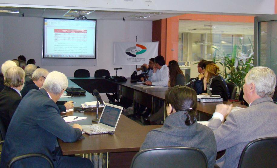 A comissão do Conselho de Autoridade Portuária (CAP), que analisa o Plano de Desenvolvimento e Zoneamento do Porto Organizado (PDZPO), voltou a se reunir nesta segunda-feira (16). Em sala lotada, representantes de diversas entidades ligadas às atividades portuárias discutiram os últimos ajustes necessários antes que o documento seja levado para votação. Na próxima semana, a comissão do CAP apresenta o relatório e, até a segunda quinzena de agosto, o documento deve ser aprovado.