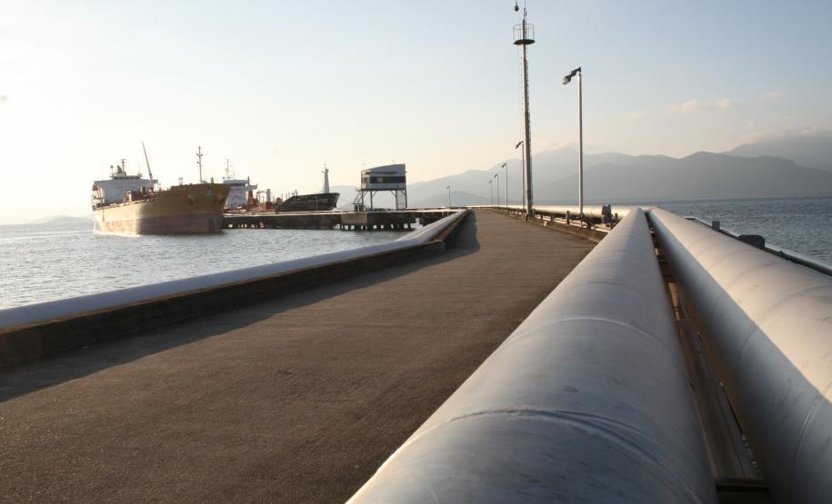 Os óleos vegetais representam o maior volume exportado nesse primeiro semestre. Foram mais de 560 mil toneladas dos produtos. O total de derivados de petróleo exportados pelo Porto de Paranaguá passou das 485 mil toneladas. De etanol, foram quase 61 mil t Os óleos vegetais representam o maior volume exportado nesse primeiro semestre. Foram mais de 560 mil toneladas dos produtos. O total de derivados de petróleo exportados pelo Porto de Paranaguá passou das 485 mil toneladas. De etanol, foram quase 61 mil toneladas.