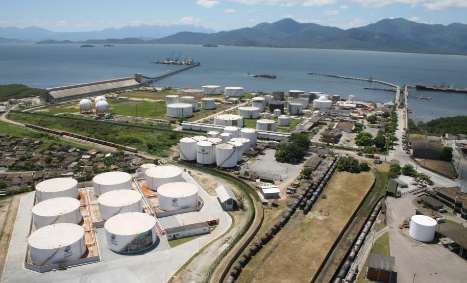 Porto de Paranaguá movimenta 23% a mais de granéis líquidos no semestre Nos primeiros seis meses do ano, a Administração dos Portos de Paranaguá e Antonina (Appa) registrou aumento na movimentação de granéis líquidos. De exportação, foi mais de 1,1 milhão de toneladas. Em sentido inverso, foi quase 1,3 milhão. No mesmo período, no ano passado, o total foi de 1,9 milhão de tonelada de líquidos transportados pelo Porto de Paranaguá.