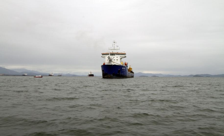 Começou na manhã desta quarta-feira (18) a dragagem dos pontos críticos do Canal da Galheta. A draga chinesa que fará os trabalhos chegou a Paranaguá na segunda-feira e passou por uma série de vistorias e avaliações dos órgãos fiscalizadores competentes e foi liberada para começar o serviço na noite de ontem.