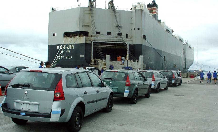 Exportação de veículos pelo Porto de Paranaguá cresce 20% no semestre As empresas que exportam e importam pelo Porto de Paranaguá são, principalmente, a Renault, Volkswagen e Nissan. Em 2011, a Renault foi a maior exportadora do estado do Paraná contabilizando R$ 2 bilhões em exportação. Neste semestre a Renault já soma mais de R$ 1,2 bilhão em exportação. Até o final do segundo semestre, a empresa prevê um crescimento de 24% em relação ao ano passado.