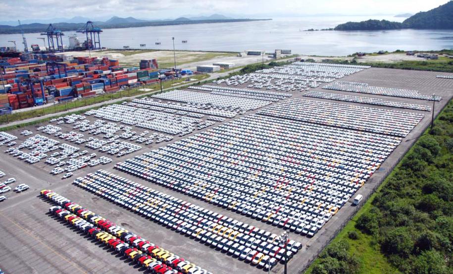 Exportação de veículos pelo Porto de Paranaguá cresce 20% no semestre A exportação de veículos pelo Porto de Paranaguá registrou alta de 20% no primeiro semestre de 2012 no comparativo com o mesmo período do ano passado. Ao todo foram exportados pelo porto40 mil veículos e outros 72 mil foram importados – com alta de 17% em relação a 2011.