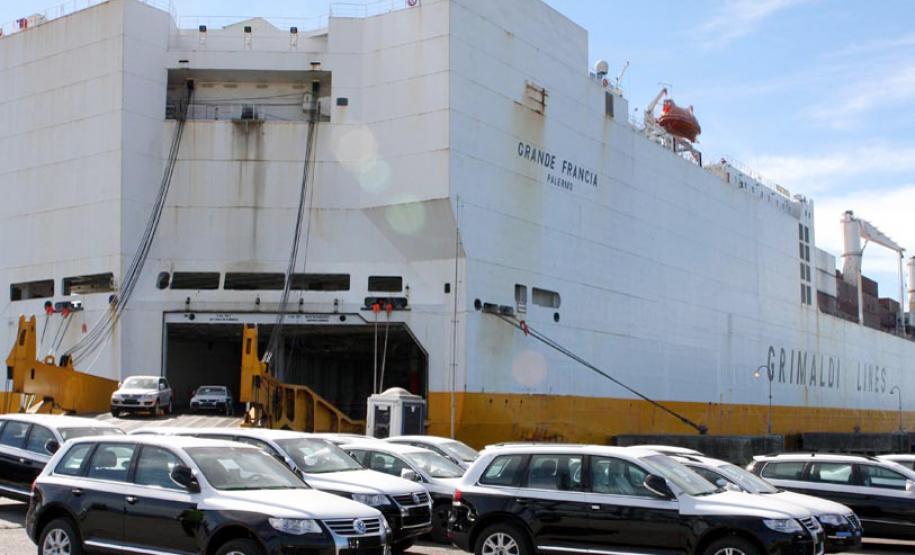 Exportação de veículos pelo Porto de Paranaguá cresce 20% no semestre Segundo o diretor empresarial da Appa, Lourenço Fregonese, são questões operacionais que fazem as empresas movimentarem pelo Porto de Paranaguá. “Além de estrutura física – quase 110 mil metros quadrados disponíveis para acomodar os veículos – temos mão de obra capacitada especificamente para movimentar essa carga. Isso garante segurança na operação”, afirma.