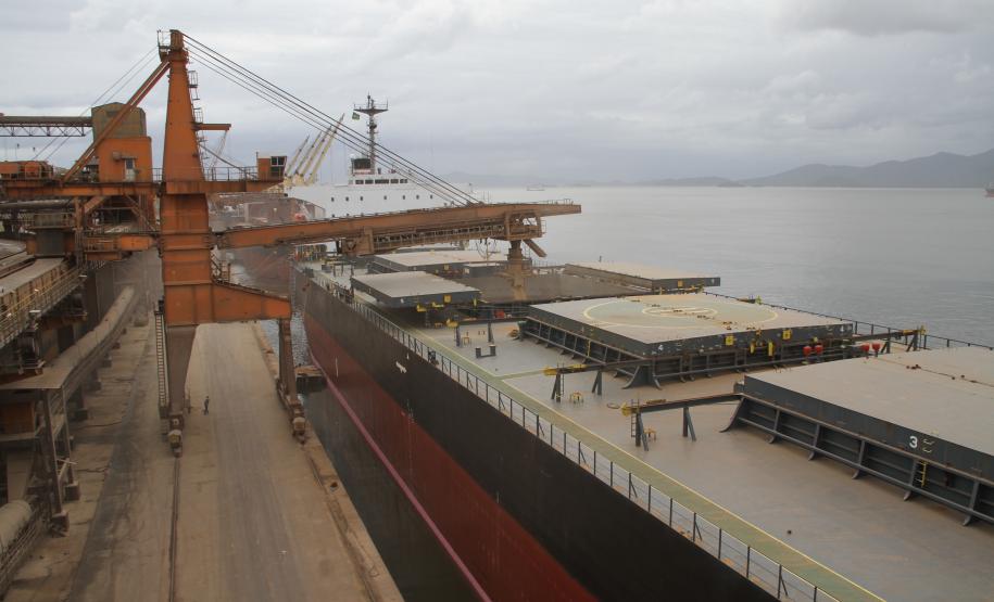 “O que queremos com essa medida é evitar prejuízo para todas as partes e manter a nossa credibilidade no cenário econômico mundial. Além disso, temos que cuidar da imagem do Porto de Paranaguá, um dos maiores exportadores de grãos da América Latina”, afirma o superintendente da Appa, Luiz Henrique Dividino.