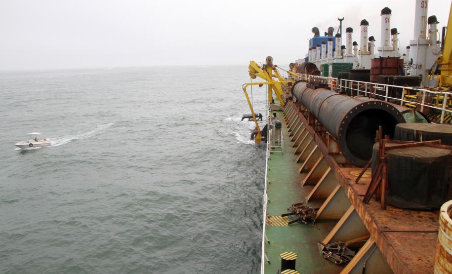 Appa divulga primeiro balanço da dragagem do Canal da Galheta A draga utiliza um sistema de dutos que são baixados até o fundo do canal e fazem a sucção do material a ser dragado. Tudo é comportado nos porões da embarcação, que tem uma capacidade de cisterna de 17 mil metros cúbicos. Uma vez cheia, a draga viaja até a área de despejo e abre a cisterna para depositar o material recolhido.