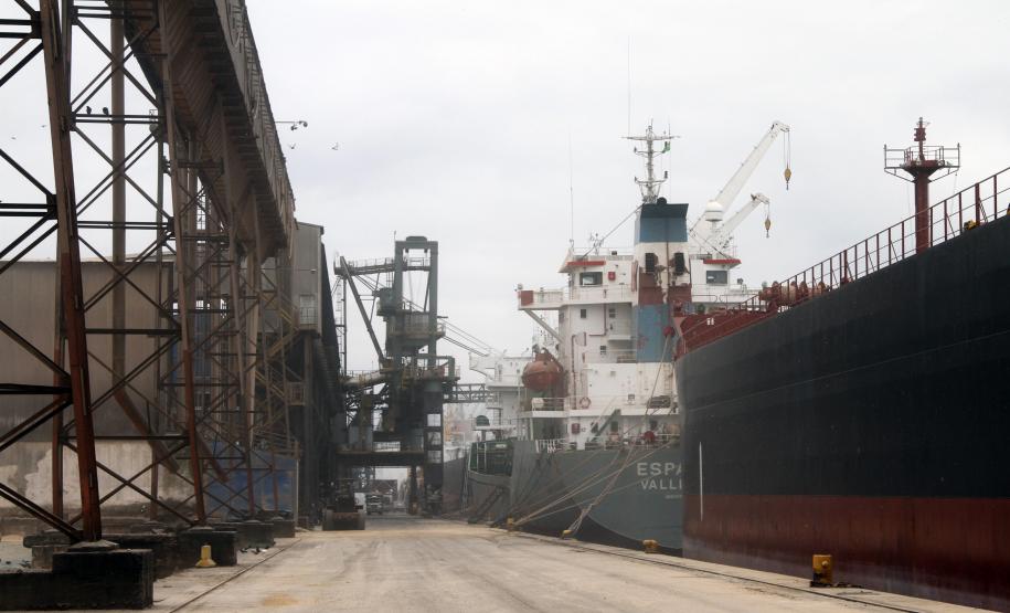 Exportação de milho cresce 65% em Paranaguá Recuperação – A importação de fertilizantes no mês de julho pelo Porto de Paranaguá foi de 877 mil toneladas, 11% superior à registrada no mesmo mês em 2011. Aos poucos, a importação de fertilizantes passa a se recuperar, após a estagnação dos primeiros meses do ano, quando o mercado se comportou de maneira incomum e deixou de importar o produto por conta da alta no preço do dólar e os bons estoques.