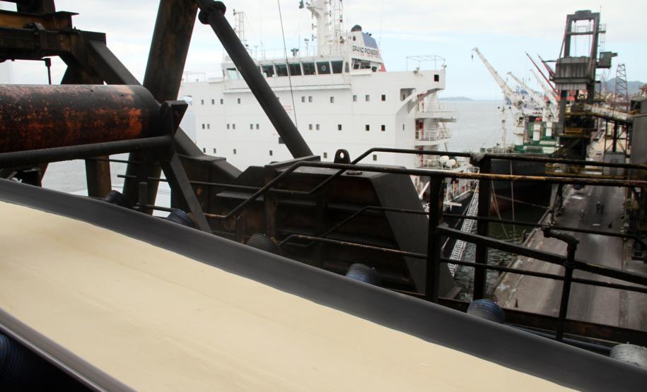 Exportação de milho cresce 65% em Paranaguá Das 24,6 milhões de toneladas de mercadorias movimentadas pelos portos paranaenses até julho, 12,5 milhões de toneladas correspondem aos granéis sólidos exportados, cuja movimentação cresceu 10% no comparativo com 2011.