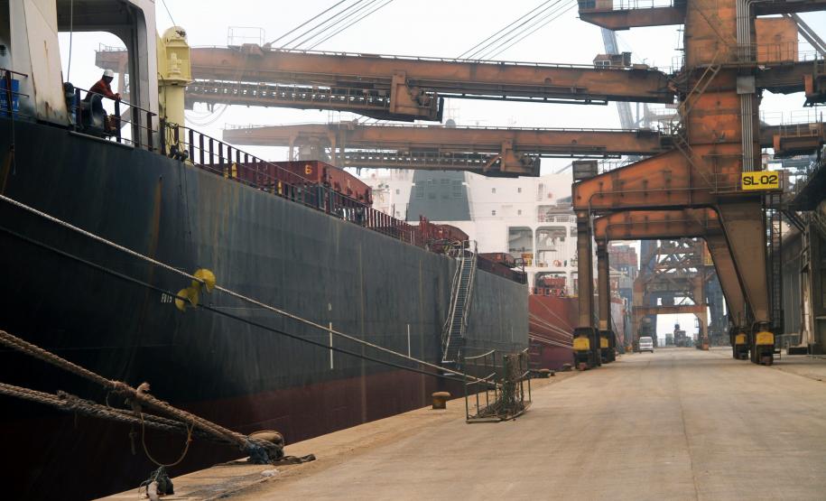 Exportação de milho cresce 65% em Paranaguá No acumulado de janeiro a julho, os portos paranaenses escoaram 24,6 milhões de toneladas de produtos. Os granéis sólidos exportados correspondem à metade do total movimentado.