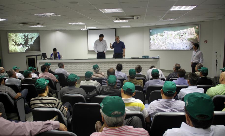 Agricultores paranaenses visitam o Porto de Paranaguá Eles foram recebidos pelo superintendente da Administração dos Portos de Paranaguá e Antonina (Appa), Luiz Henrique Dividino, e pelo diretor empresarial, Lourenço Fregonese.