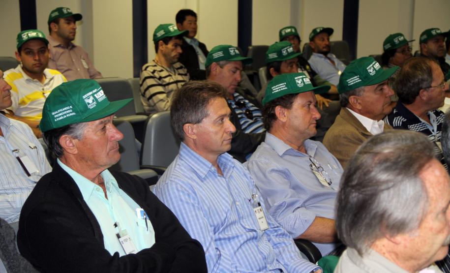 Agricultores paranaenses visitam o Porto de Paranaguá Animados com os resultados deste ano e já pensando nas próximas safras, os produtores rurais conhecem um pouco da estrutura disponível para o escoamento da produção e novos projetos.