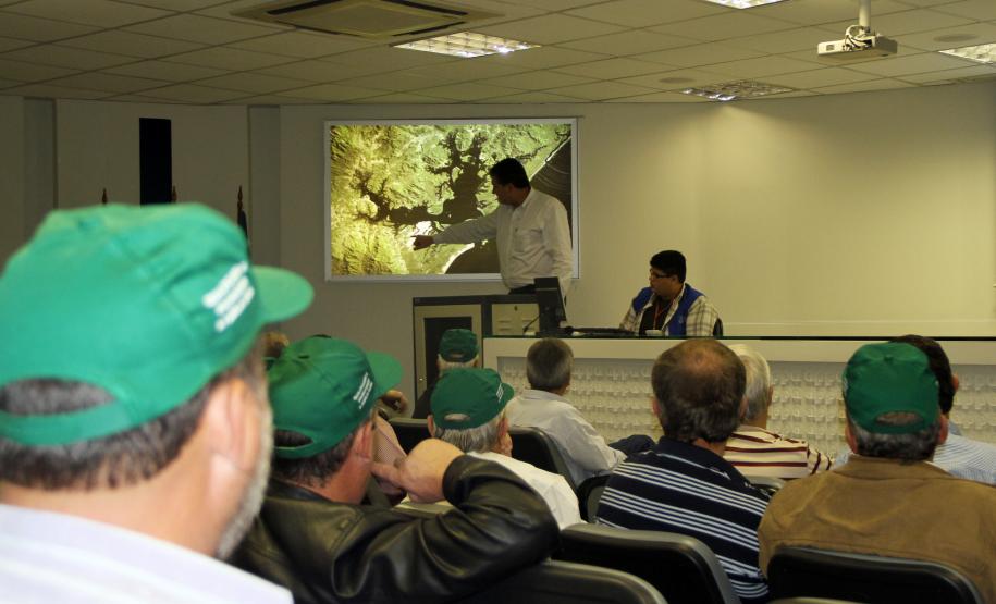 Agricultores paranaenses visitam o Porto de Paranaguá “Cada vez que a Appa anuncia a quebra de algum recorde na exportação dos grãos, na verdade os grandes recordistas são os produtores que trabalham – de sol a sol – país afora. Para esses agricultores, hoje eu reforço o compromisso que assumi – a pedido do governador Beto Richa - no meu primeiro dia como superintendente: atuar para atender o campo, como merece ser atendido”, afirmou Dividino.