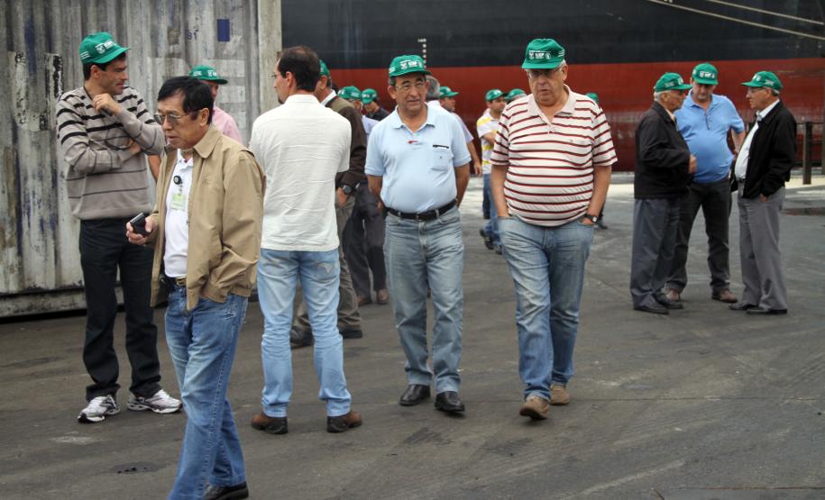 Agricultores paranaenses visitam o Porto de Paranaguá A iniciativa da visita é da Faep, que participou da construção do novo PDZPO. De acordo com o representante Nilson Hanke Camargo, os produtores rurais são os maiores usuários do porto.